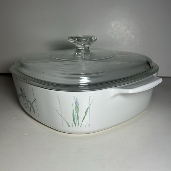 Vintage Corning Ware Shadow Iris 2 quart casserole dish - Picture 2 of 7